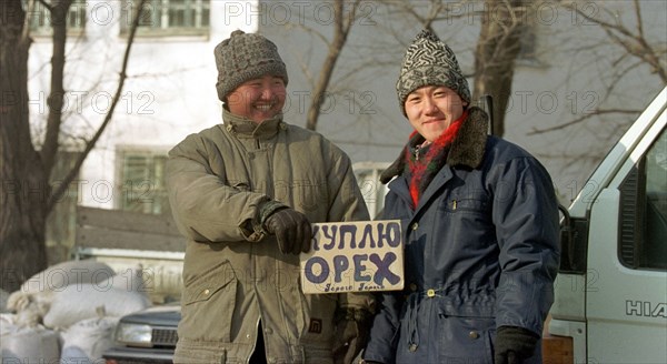 Many chinese citizens who came to the territory as tourists do not hurry to see the sights, vladivostok, maritime territory, 2001, the main purpose of their visit is to buy ginseng, trepang, brankursine and cedar nuts.