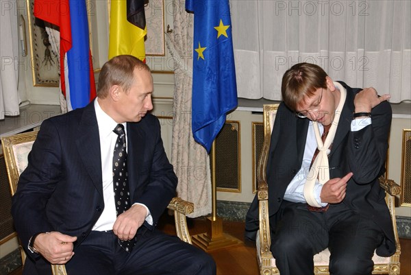 Brussels,belgium, november 12 2002: belgian prime minister guy verhofstadt (r) tells russian president vladimir putin about his broken arm at their bilateral working meeting on monday upon completion of the russia-eu summit, (photo itar-tass / vladimir rodionov, alexei panov) .