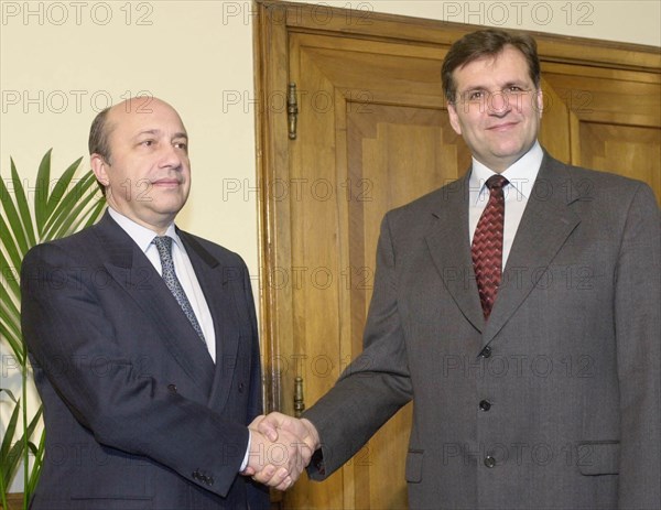 Foreign minister of russia igor ivanov (l) and president of macedonia boris trajkovski (traijowski) (r) before their talks in skoplje, macedonia, march 21 2001.