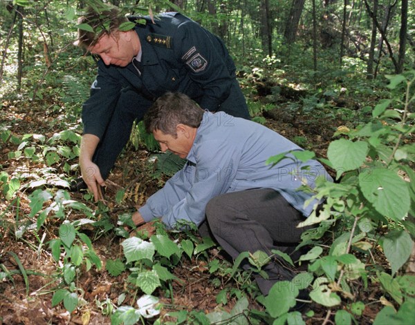 Maritime territory,russia, september 27 2003: vitaly timchenko and vitaly starostin, specialists of the 'tiger' special environmental service