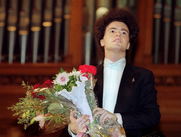 Moscow, russia, february 10 2002: world famous pianist yevgevy kisin (in pic) with flowers from his admirers at the festival marking the 10th anniversary of the triumph prize, yevgevy kisin played some pieces from bach, busoni, schumann and mussorgsky, (photo itar-tass / boris kavashkin) .