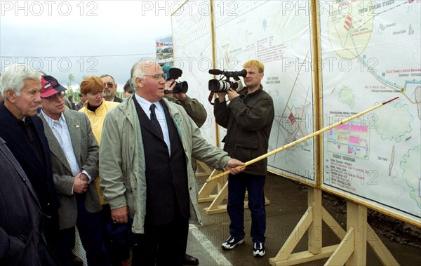 Kurgan region, russia, may 30 2002: zinovy pak, centre, director general of the russian munitions agency, showing to visiting delegation a plan of the shchuchye disposal facility, as a group of us senators and representatives of the nuclear risk reduction initiative visited it on wednesday, the facility for destruction of russian chemical weapons stockpile is under construction here, (photo itar-tass/ alexander alpatkin).