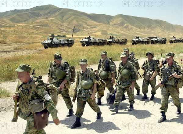Exercises of 201st russian motorized infantry in tajikistan, july 6, 2002, men of a quick deployment battalion of 201st russian motorized infantry division from the strength of the cis joint peacekeeping forces in tajikistan pictured during tactical exercises at the 'lyaur' training range, the battalion is comprised only of the those serving on a contract basis, the servicemen were training combat tactics against possible intrusion of bandit formations or terrorist groups into the republic.