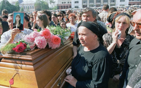 Ufa, russia, july 8, 2002: ufa residents paid last respects to 33 victims killed in the plane crash in south germany on the night to july 2, the mourning ceremony was held at ufa's central square, after the meeting, the funeral procession moved to the city's southern cemetery.