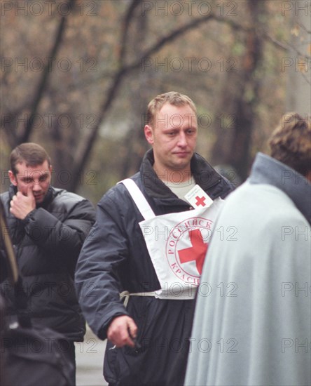 Moscow, russia, october 25 2002: representatives of the red cross organisation arrive at the dubrovka theatrical center where hostages are being held by chechen terrorists, on thursday.