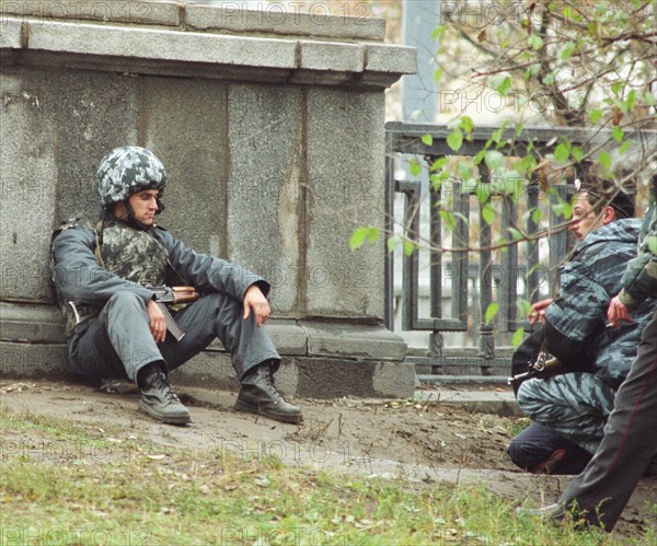 Moscow, russia, october 25 2002: men of special task forces near garages in melnikov street where hundreds of hostages are being held by chechen terrorists at the dubrovka theatrical centre, on thursday.