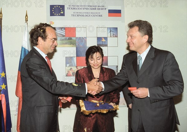 moscow,russia, november 5 2002: eu-russia energy dialogue technology centre opens in moscow, russian vice-premier viktor khristenko (r) greets european commission's director general for transport and energy francois lamoureux (l) during the inauguration ceremony of the eu-russia energy dialogue technology center.