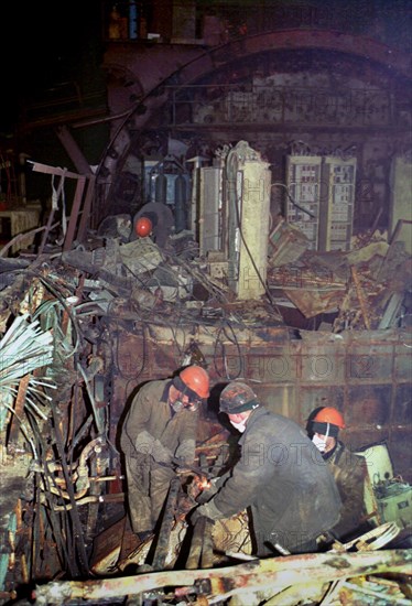 The wreck of the kursk nuclear submarine will share the fate of all decommissioned ships and will be scrapped, murmansk, russia, november 14 2002, an operation to scrap the kursk hull which is already split in half is under way in a dry dock of the nerpa ship repair plant.