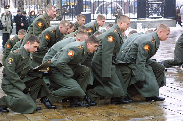 Moscow, russia, november 14 2002: russian army: a traditional solemn farewell ceremony of those to be demobilized from the service of the moscow commandant's office held at the unknown soldier tomb near the kremlin wall, on thursday.