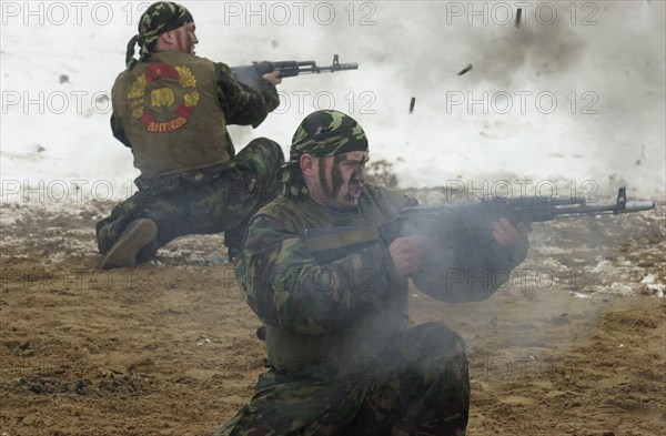 Moscow region, russia, november 15 2002: servicemen of special task force 'vityaz' demonstrating special police and military equipment for fighting terrorists at a shooting ground in balashikha near moscow, on friday, the demonstration was held within the framework of the 6th international state security forum interpolitex - 2002, (photo alexander yakovlev) .