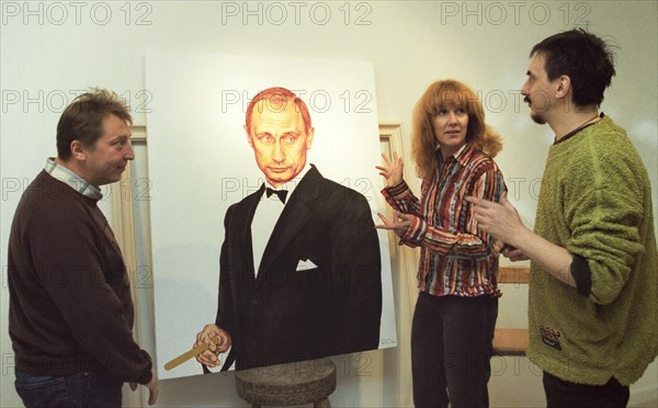 Moscow, russia, november 21 2002: artist dmitry vrubel (l), producer marina kuskova (r), artist farid bogdalov (2r) appear together in moscow 'gallery of the single object' currently prepared to the presentation of 'mr putin' (c), a painting by v, timofeyeva and d, vrubel to be presented to public view on november 28, (photo viktor velikzhanin).