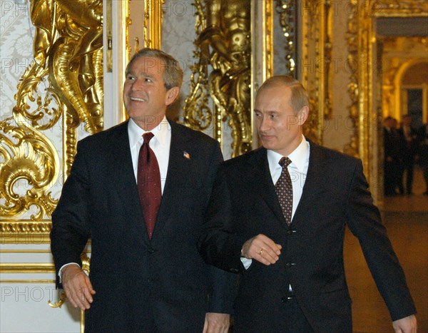 Leningrad region, russia, november 22 2002: president of russia vladimir putin and president of the usa george bush in one of the halls of the katherine palace of the historical tsarskoye selo near st, petersburg, (photo sergei velichkin).