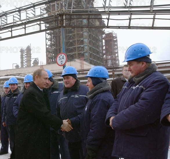 Ryazan region, russia, november 29 2002 , president vladimir putin (l) pictured being welcomed by workers of the ryazan oil refinery he visited during his one-day trip to ryazan region,on friday, (photo itar-tass/vladimir rodionov).