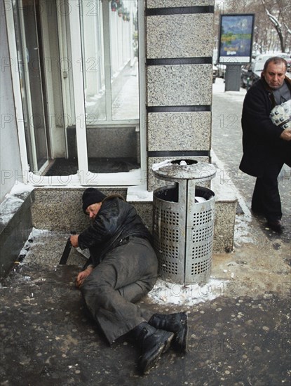 Moscow, russia, january 10 2003: two people have frozen to death in moscow streets and 17 have been taken to hospital with frostbites on friday, 32 people have died and 253 have received frostbites in moscow since the beginning of january, the victims are mostly homeless people who have consumed too much alcohol, (photo itar-tass / fedor savintsev) .
