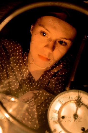 Moscow, russia, january 12 2003: christmastide fortunetelling with mirrors, (photo itar-tass / anastasiya markelova) .