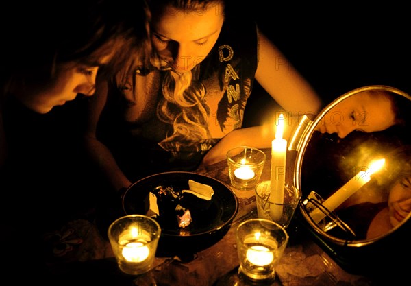 Moscow, russia, january 12 2003: christmastide fortunetelling with mirrors, (photo itar-tass / anastasiya markelova) .