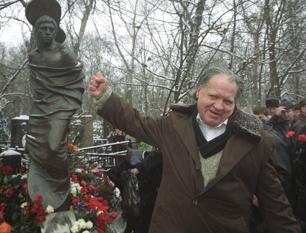 Moscow,russia, january 25 2003: poet limary semyonov reads his verse in front of the grave of russian actor and singer-songwriter vladimir vysotsky on january 25, the day of his 65th birth anniversary, a lot of his colleagues, friends and admirers (in pic) came on this occasion we pay homage to vysotsky, (photo itar-tass /  svetlana sokolova) .