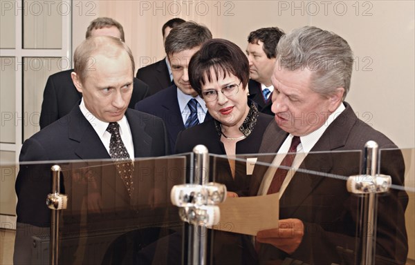 Caption: tas30:tambov, russia, april 2, 2003, president vladimir putin and ceo of the tambov branch of the russian pension fund tamara kozlovskaya talking to an 80-year-old pensioner viktor ablautov (l-r) on wednesday, the old man came to the local branch of the pension fund to find out why his pension was increased, mr, putin explained that extra money is paid to pensioners older than 80, (photo itar-tass / sergei velichkin) .