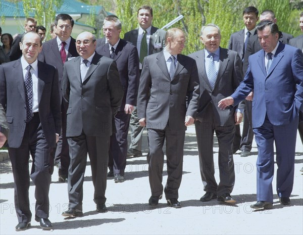 President of armenia robert kocharyan, kyrgyz president askar akayev, russian president vladimir putin, kazakhstan's president nursultan nazarbayev, tajik president emomali rakhmonov (in pic l-r) are going to the session of the collective security treaty council.