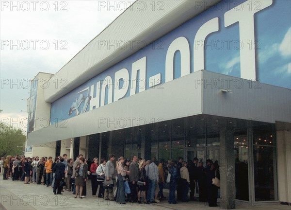 Caption: tas11: moscow, russia, may 11, 2003, spectators queueing outside the dubrovka theatre centre to attend the last, 411th, performance of the nord-ost musical in moscow, more than 400 thousand people have seen the musical during the run of 15 months, (photo itar-tass/oleg buldakov).