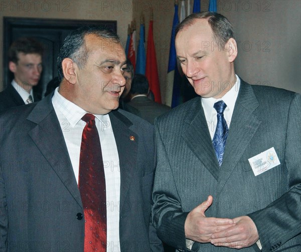 Visiting russian prime minister mikhail kasyanov (r) and his armenian counterpart andranik margaryan (markarian) (l) pictured in yerevan on monday, armenia, november 4, 2002, during their talks the heads of state discussed the entire spectrum of matters concerning cooperation between the two countries.