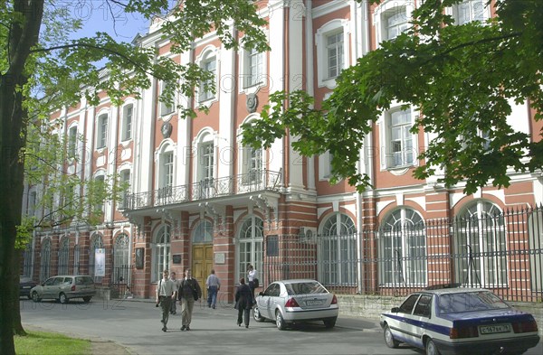 The main building of the st, petersburg state university (formerly leningrad state university), 2003.