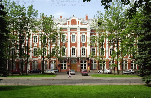 The main building of the st, petersburg state university (formerly leningrad state university), 2003.