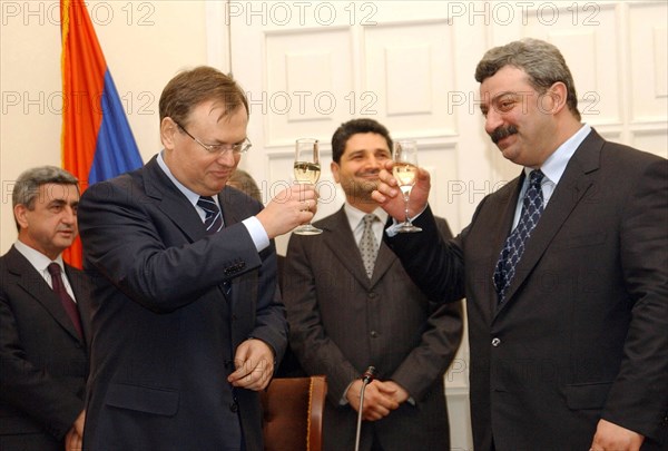 President-chairman of the board of directors of vneshtorgbank andrei kostin (l) and chairman of the board of directors of savings bank of armenia mikhail bagdasarov (r) after signing the agreement on acquisition of 70% of shares of the savings bank by vneshtorgbank of russia, yerevan, armenia, march 24 2004.