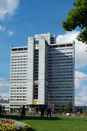 A view of hotel sport a few minutes before it was brought down by a pinpoint blast, in moscow's leninsky avenue, urban redevelopment, moscow, russia, 9/04.