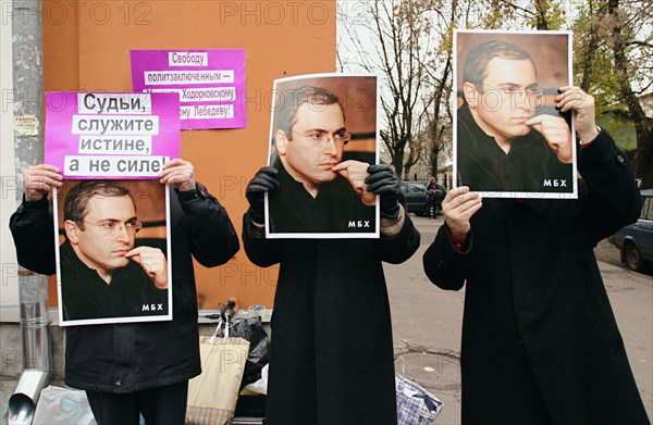 Participants in a demonstration in support of former head of yukos oil company mikhail khodorkovsky held in front of the meshchansky court house in moscow, khodorkovsky is charged with fraud and tax avasion, moscow, russia, october 25 2004.