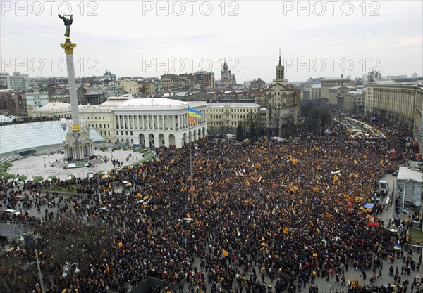 Ukraine election crisis 2004, supporters of ukraine's opposition presidential candidate viktor yushchenko took part in a rally in kiev's independence square, november 23, 2004, ukraine.