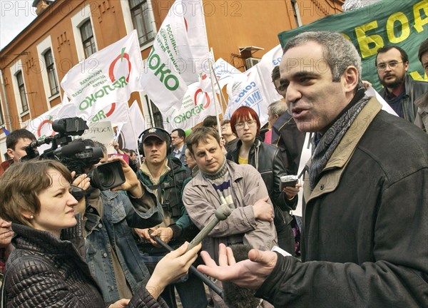 World chess champion garry kasparov (r) makes comments to the press in front of the building of moscow's meshchansky court, which postponed the announcement of the sentence on the case of former yukos ceo mikhail khodorkovsky and head of the menatep company platon lebedev, moscow, russia, april 27 2005.