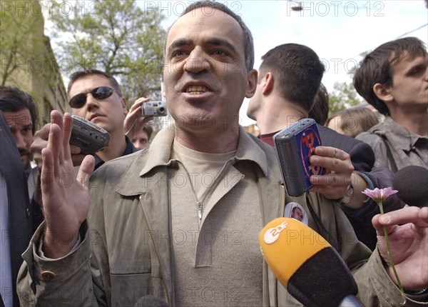 Chess grand master and politician garry kasparov participating in a picket staged in support of mikhail khodorkovsky outside the building of the meshchansky district court, moscow, russia, may 16 2005, taking part in the protest are representatives from yabloko, the sps parties and a number of youth movements.