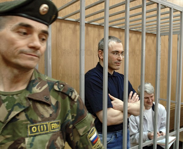 The ex-head of yukos mikhail khodorkovsky (centre) and menatep chief platon lebedev during sentencing at the meshchansky court, may 30, 2005, moscow, russia.