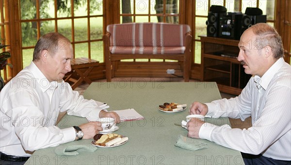 Russian president vladimir putin (l) and his belarussian counterpart alexander lukashenko (r) having their luncheon in zavidovo presidential residence in the framework of lukashenko's working visit to russia, july 21, 2005.