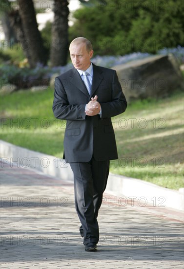 Russian president vladimir putin prepares to welcome jordan's king abdullah ll in his bocharov ruchei residence on the black sea coast, sochi, russia, august 18 2005.