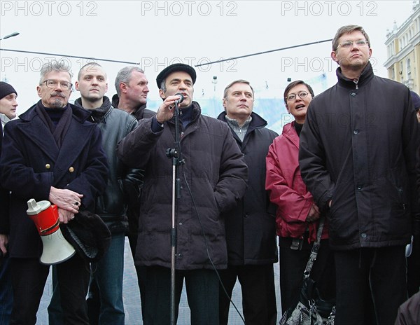 National bolshevik party (nbp) leader eduard limonov, united civil front leader garry kasparov, state duma deputy vladimir ryzhkov, l-r, foreground, our choice (nash vybor) party leader irina khakamada and russian people's democratic union leader mikhail kasyanov, r-l, background, speak during an opposition protest rally dubbed the 'march of those who disagree' in triumfalnaya square, december 18, 2006, moscow, russia.