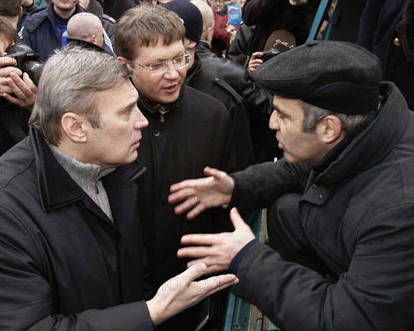 Russian people's democratic union leader mikhail kasyanov, united civil front leader garry kasparov, l-r, foreground, and state duma deputy vladimir ryzhkov, background, talk during an opposition protest rally dubbed the 'march of those who disagree' in triumfalnaya square, december 18, 2006, moscow, russia.
