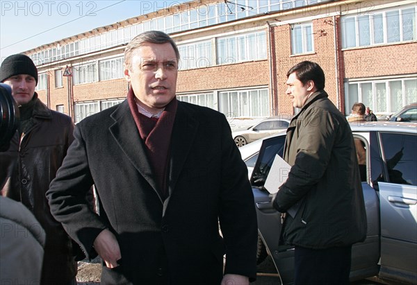 Russia’s ex-prime minister mikhail kasyanov, centre, outside the russian prosecutor general’s office, mikhail kasyanov has been summoned to testify in connection with a fraud investigation launched into federation council member andrei vavilov, february 26, 2007, moscow, russia.