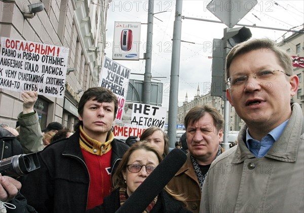 Russian state duma deputy vladimir ryzhkov (r) seen during the 'march of those who disagree' staged by the russian opposition, april 16, 2007, moscow, russia.