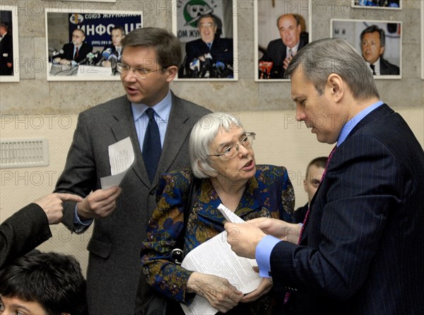 State duma deputy vladimir ryzhkov, chairman of the moscow helsinki group, lyudmila alekseyeva, leader of the russian people's democratic union mikhail kasyanov, l-r, talk before the other russia organization’s forum in the central house of journalists in moscow, april 19, 2007.