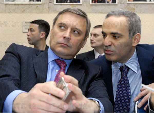 Leader of the russian people's democratic union mikhail kasyanov and leader of the united civil front garry kasparov, l-r, foreground, talk before the other russia organization’s forum in the central house of journalists in moscow, april 19, 2007.