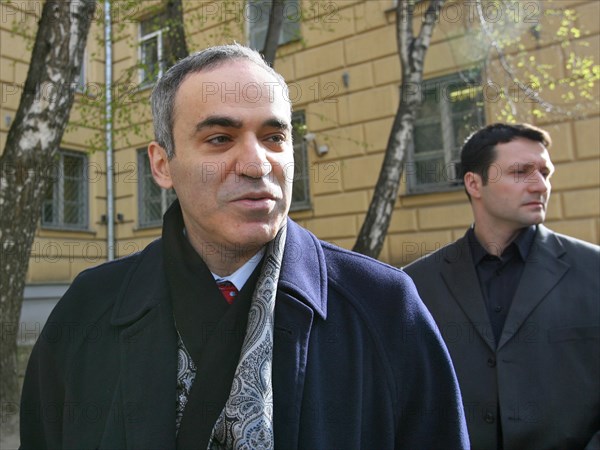 United civil front leader garry kasparov (l) seen at the fsb investigation department, april 20, 2007, moscow, russia.