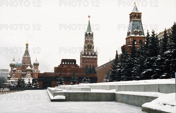 St, basil's cathedral, lenin's tomb, and the kremlin in red square, moscow, russia.