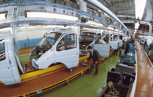 Gaz mini-vans on the assembly line at the gaz (gorky) motor works in nizhny novgorod, russia.