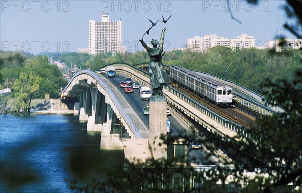 Bridge over the dnieper river, kiev, ukraine, august 1998.