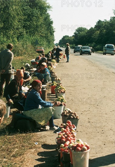 Economic crises: farmers selling their fruit and vegetables along the highway in the kursk region october 1998.