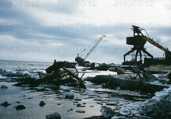 Koryak autonomous district, jan,1999, economic crisis: with no funds to pay for food, fuel, medical supplies, the port cannot be kept going.