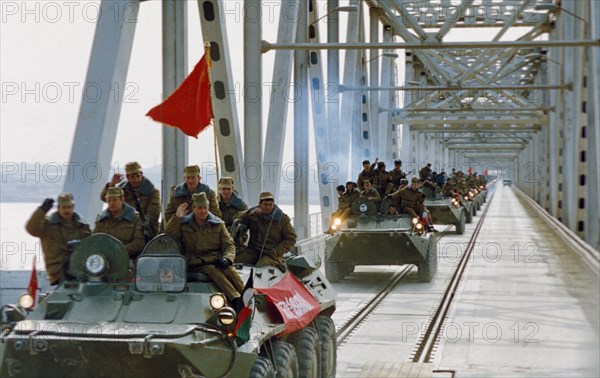 Soviet troops crossing the soviet-afghan border along the 960m long bridge over the amudarya river near the town of termez, uzbekistan during their withdrawal from afghanistan, february 6, 1989.
