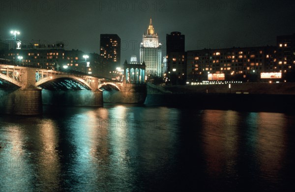 Borodinsky bridge, moscow, russia, 7/97, center: foreign ministry building.